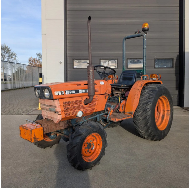 Kubota B8200 D8200 - Трактор: фото 1 Kubota B8200 D8200 - Трактор: фото 1