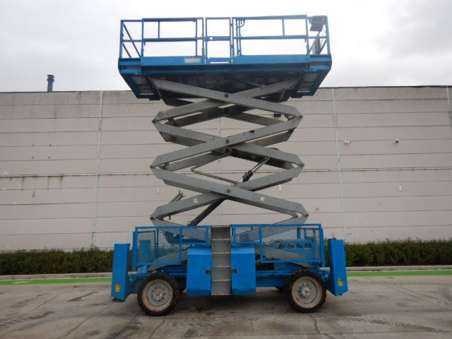 Used scissor Lift Diesel 4x4 GENIE GS-4390-RT - Ножничный подъемник: фото 4 Used scissor Lift Diesel 4x4 GENIE GS-4390-RT - Ножничный подъемник: фото 4