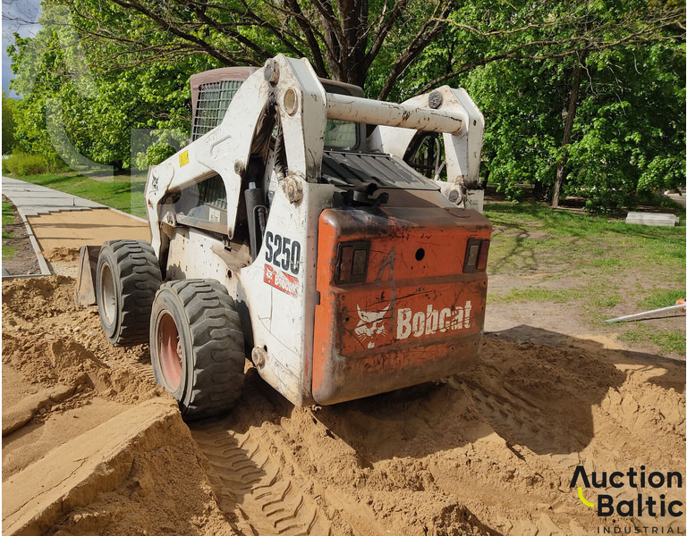 Bobcat S 250 - Мини-погрузчик с бортовым поворотом: фото 3 Bobcat S 250 - Мини-погрузчик с бортовым поворотом: фото 3