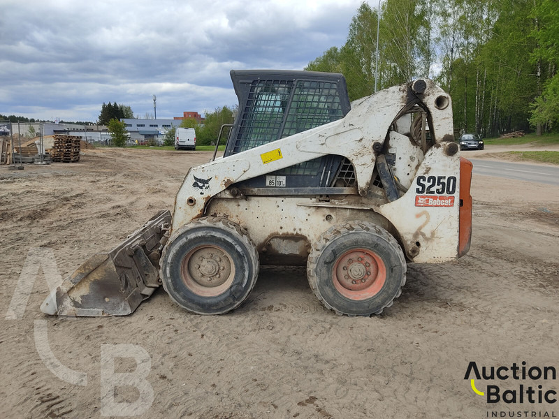 Bobcat S 250 - Мини-погрузчик с бортовым поворотом: фото 3 Bobcat S 250 - Мини-погрузчик с бортовым поворотом: фото 3