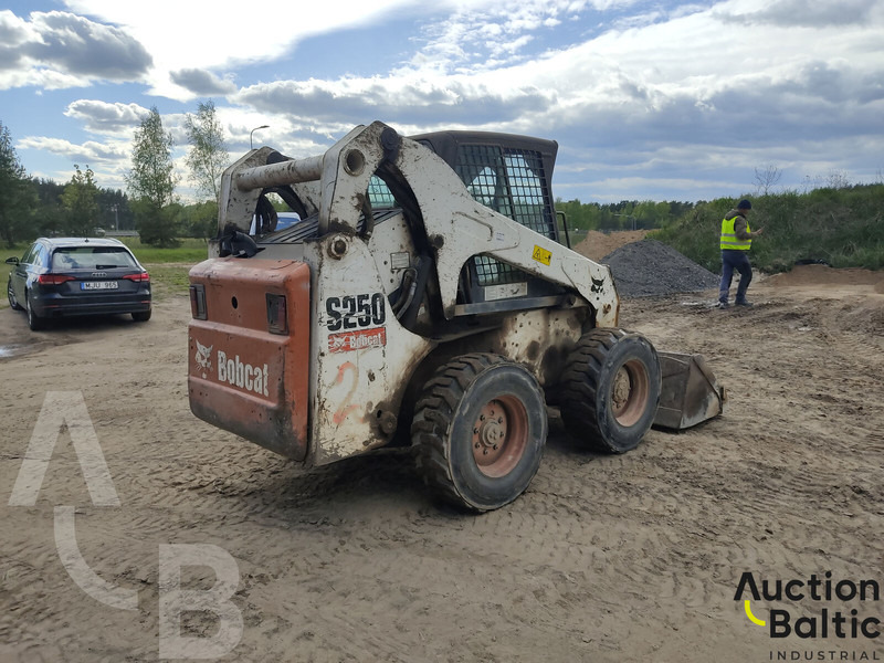 Bobcat S 250 - Мини-погрузчик с бортовым поворотом: фото 4 Bobcat S 250 - Мини-погрузчик с бортовым поворотом: фото 4