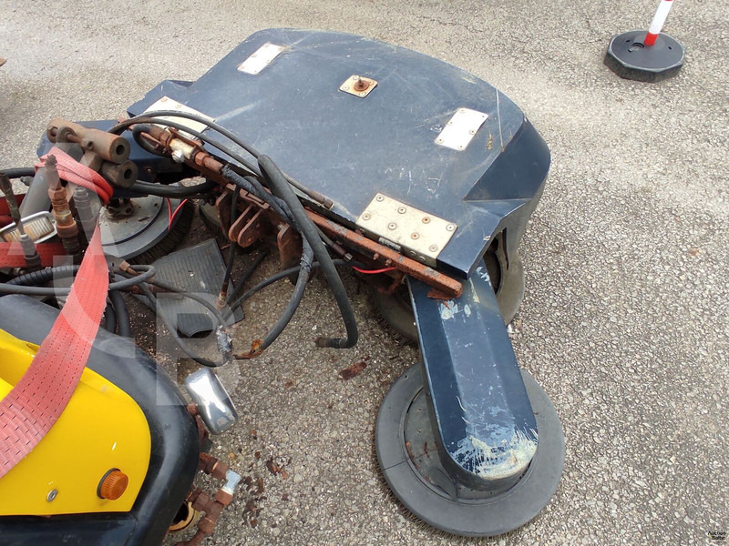 Подметально-уборочная машина Mathieu Azura: фото 8 Подметально-уборочная машина Mathieu Azura: фото 8