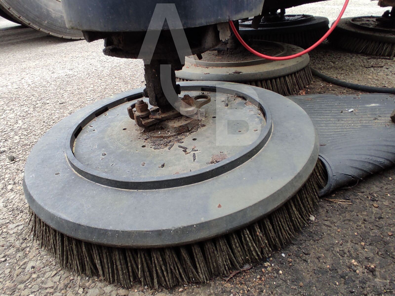 Подметально-уборочная машина Mathieu Azura: фото 7 Подметально-уборочная машина Mathieu Azura: фото 7