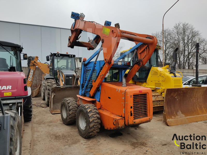 New Holland LS 185 B - Мини-погрузчик с бортовым поворотом: фото 3 New Holland LS 185 B - Мини-погрузчик с бортовым поворотом: фото 3