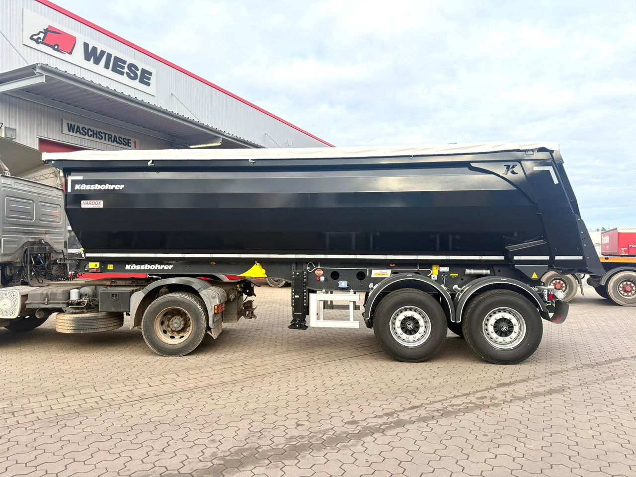 Kässbohrer SKS Stahl Kipper27m³ Hardox Elektrisches Verdeck - Самосвальный полуприцеп: фото 1 Kässbohrer SKS Stahl Kipper27m³ Hardox Elektrisches Verdeck - Самосвальный полуприцеп: фото 1