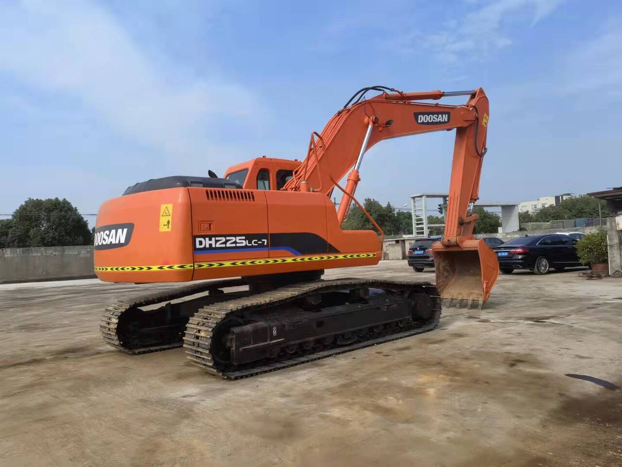 DOOSAN DH225LC-7 - Гусеничный экскаватор: фото 1 DOOSAN DH225LC-7 - Гусеничный экскаватор: фото 1