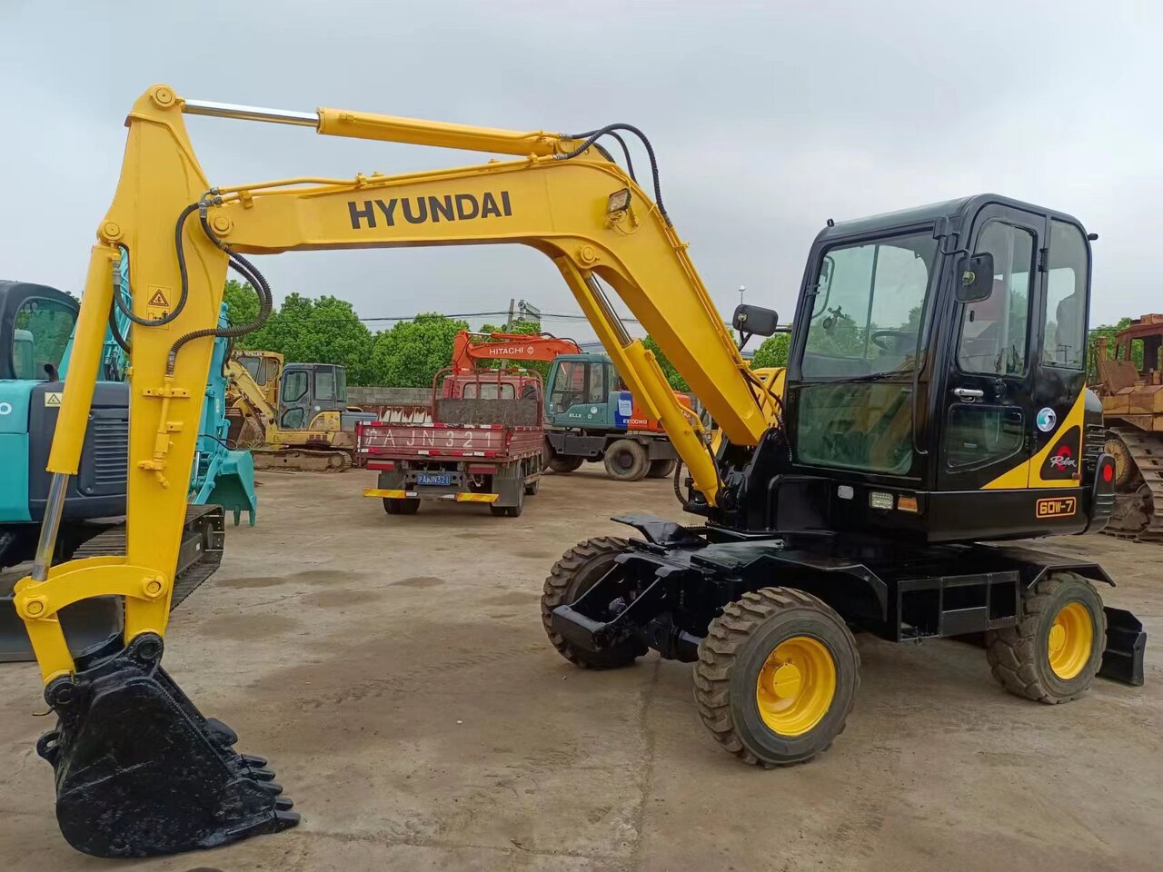 HYUNDAI 60W-7 - Колёсный экскаватор: фото 4 HYUNDAI 60W-7 - Колёсный экскаватор: фото 4