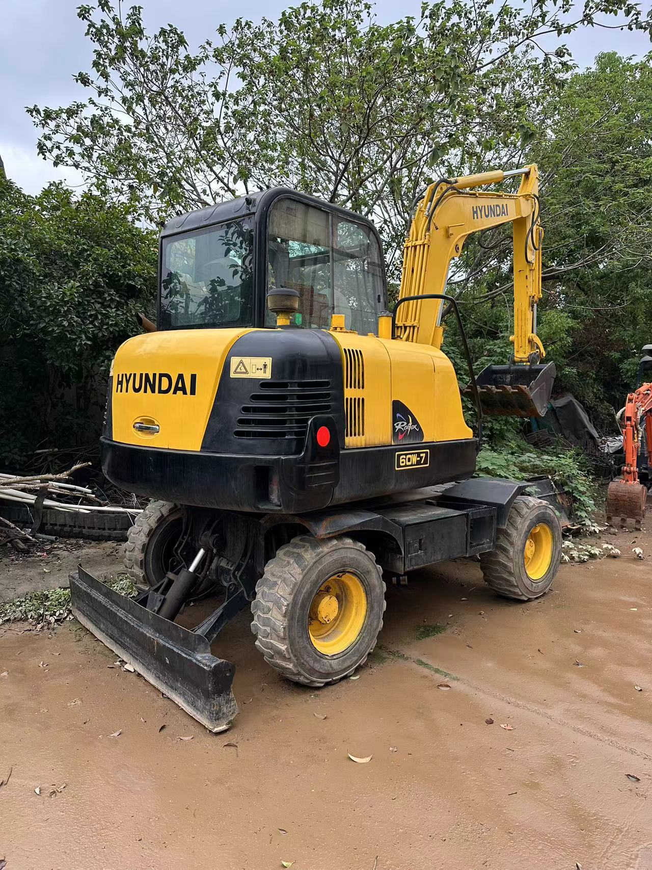 HYUNDAI 60W-7 - Колёсный экскаватор: фото 2 HYUNDAI 60W-7 - Колёсный экскаватор: фото 2