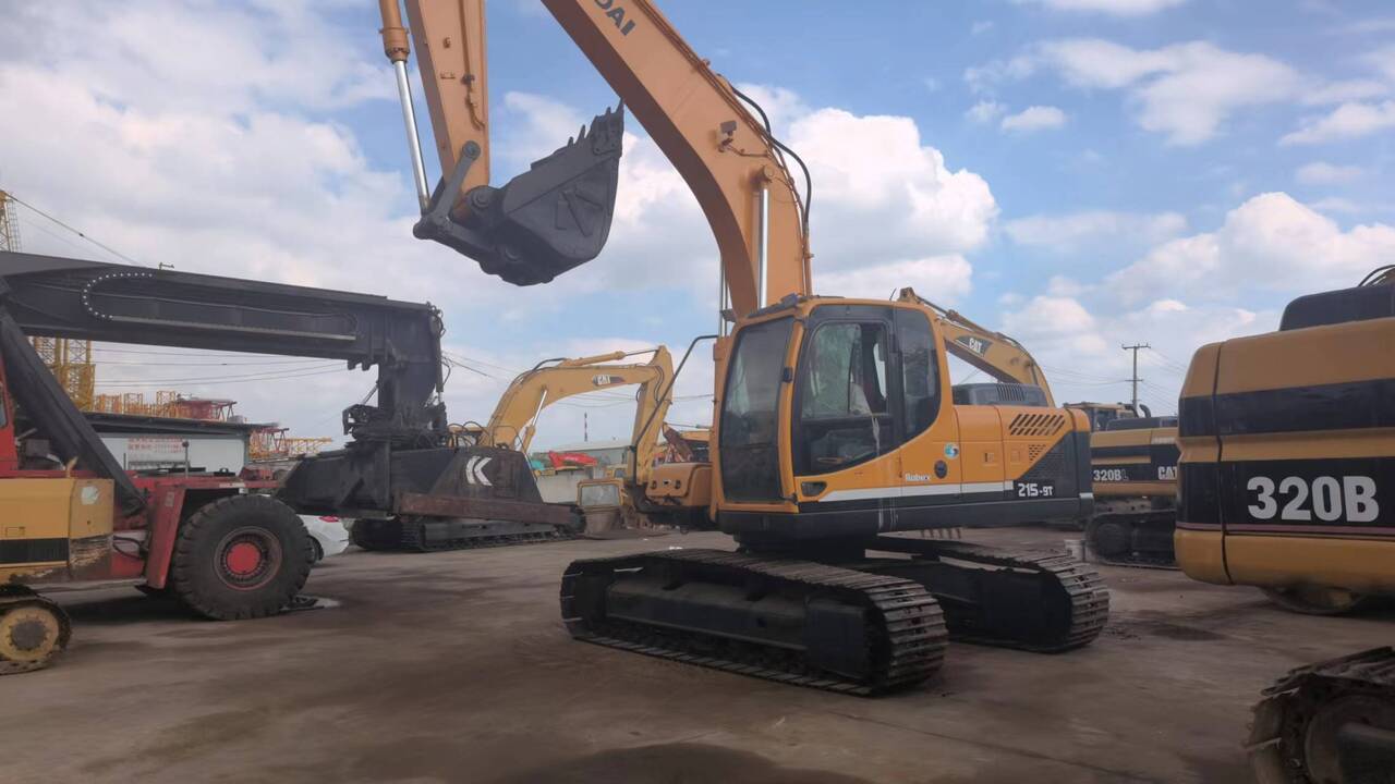 HYUNDAI R215-9T - Гусеничный экскаватор: фото 1 HYUNDAI R215-9T - Гусеничный экскаватор: фото 1