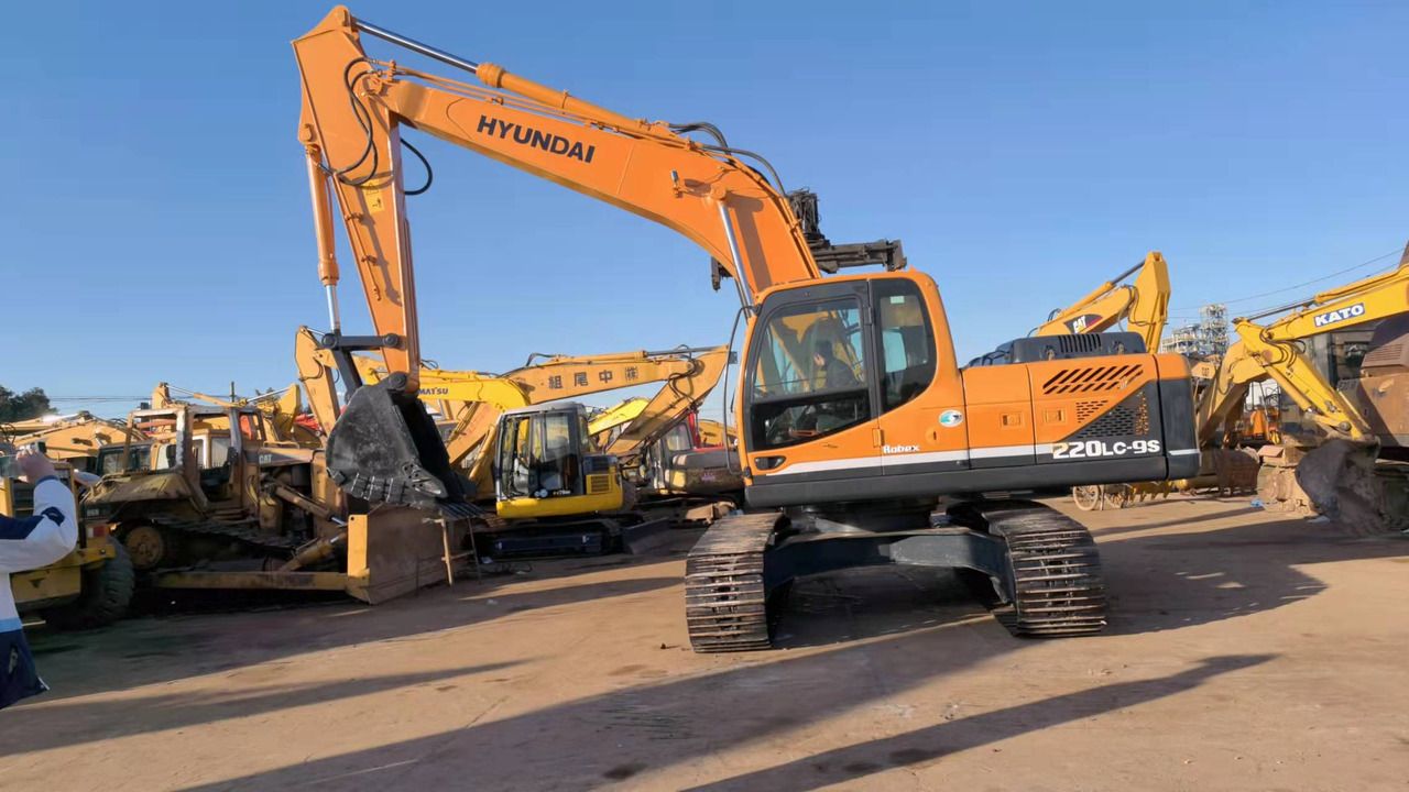Hyundai R220LC-9S - Гусеничный экскаватор: фото 1 Hyundai R220LC-9S - Гусеничный экскаватор: фото 1