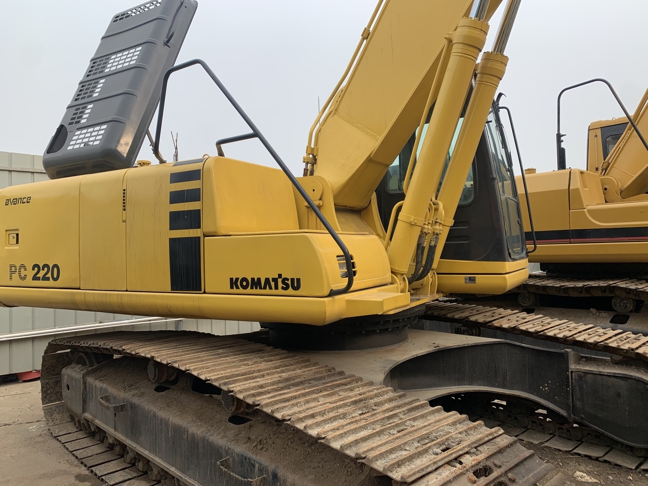 KOMATSU PC220-6E - Гусеничный экскаватор: фото 1 KOMATSU PC220-6E - Гусеничный экскаватор: фото 1