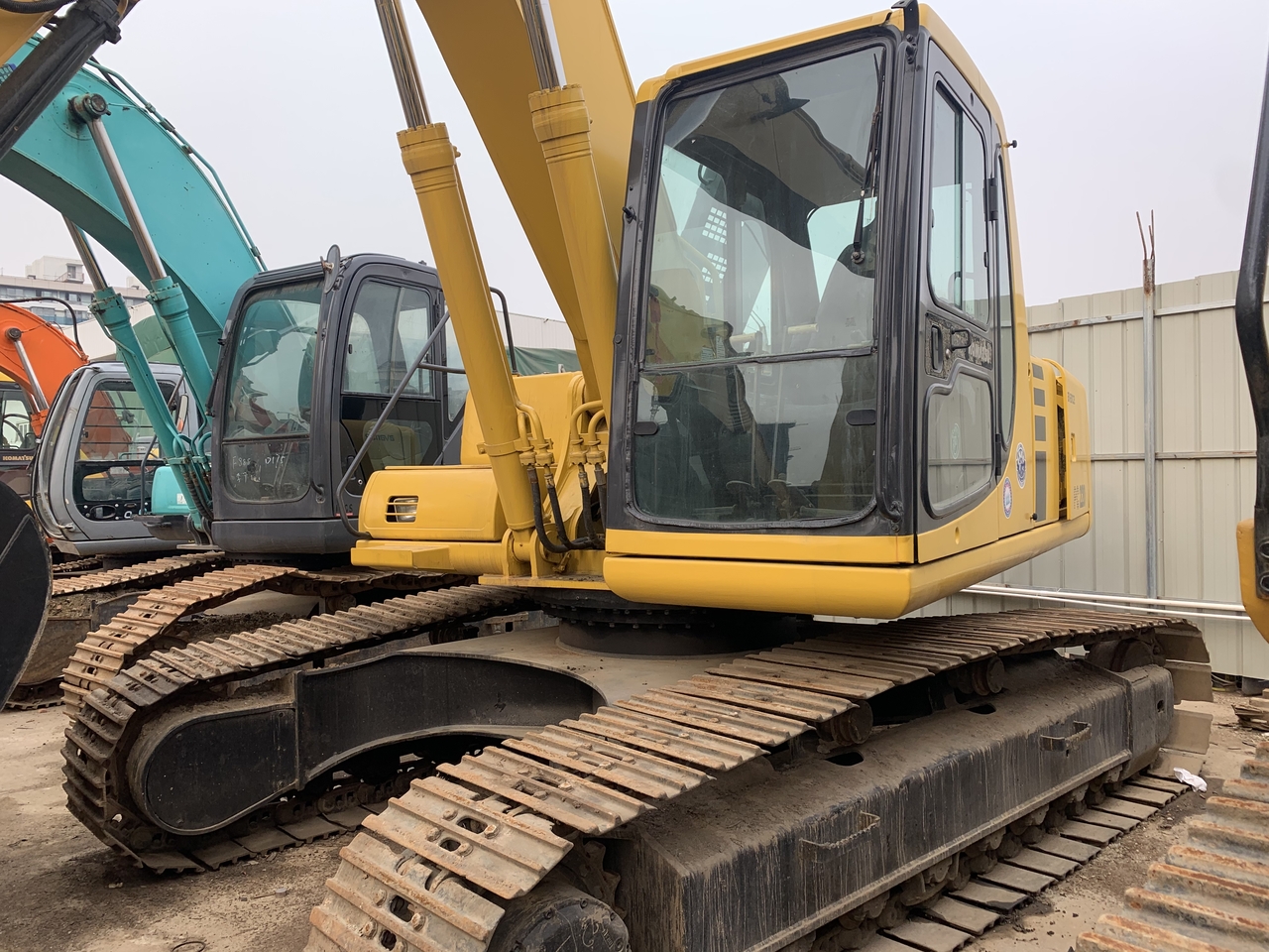 KOMATSU PC220-6E - Гусеничный экскаватор: фото 2 KOMATSU PC220-6E - Гусеничный экскаватор: фото 2