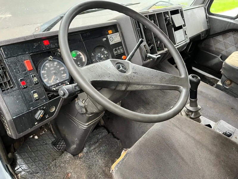 Фото интерьера 1: Грузовик бортовой/ Платформа Mercedes-Benz SK 1850 V8 MANUAL GEARBOX BIG AXLE FULL STEEL SPRING RETARDER