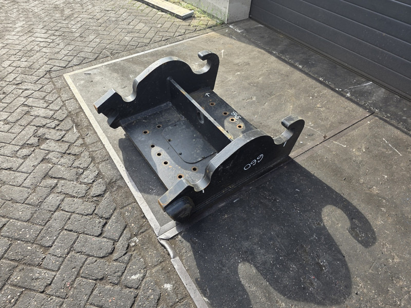 Adaptor plate cw55 caterpillar verachtert hammer crusher plate cw55 caterpillar - Сцепное устройство: фото 2 Adaptor plate cw55 caterpillar verachtert hammer crusher plate cw55 caterpillar - Сцепное устройство: фото 2