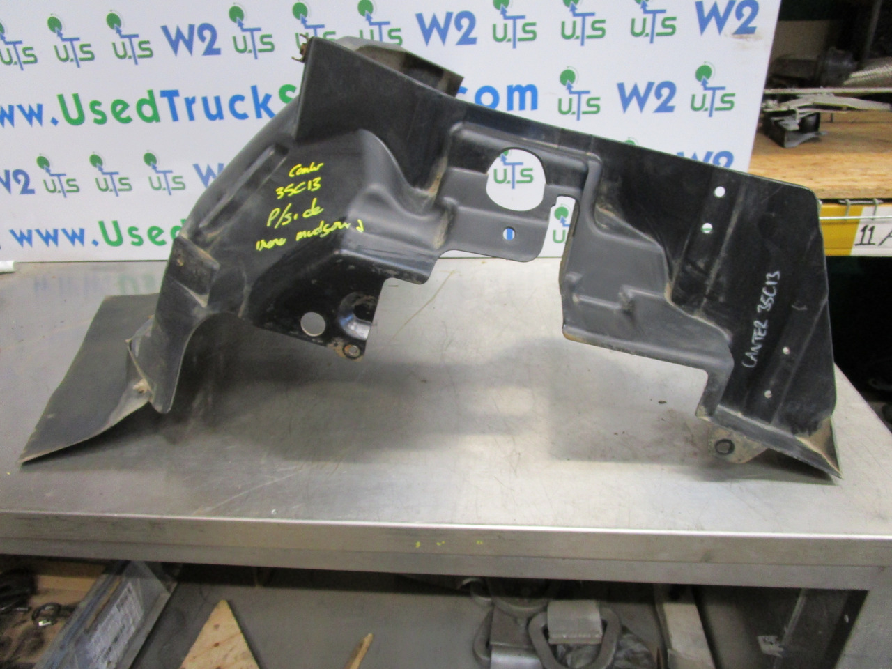 MITSUBISHI CANTER 35C INNER P/S MUDGUARD - Кабина и интерьер для Грузовиков: фото 1 MITSUBISHI CANTER 35C INNER P/S MUDGUARD - Кабина и интерьер для Грузовиков: фото 1