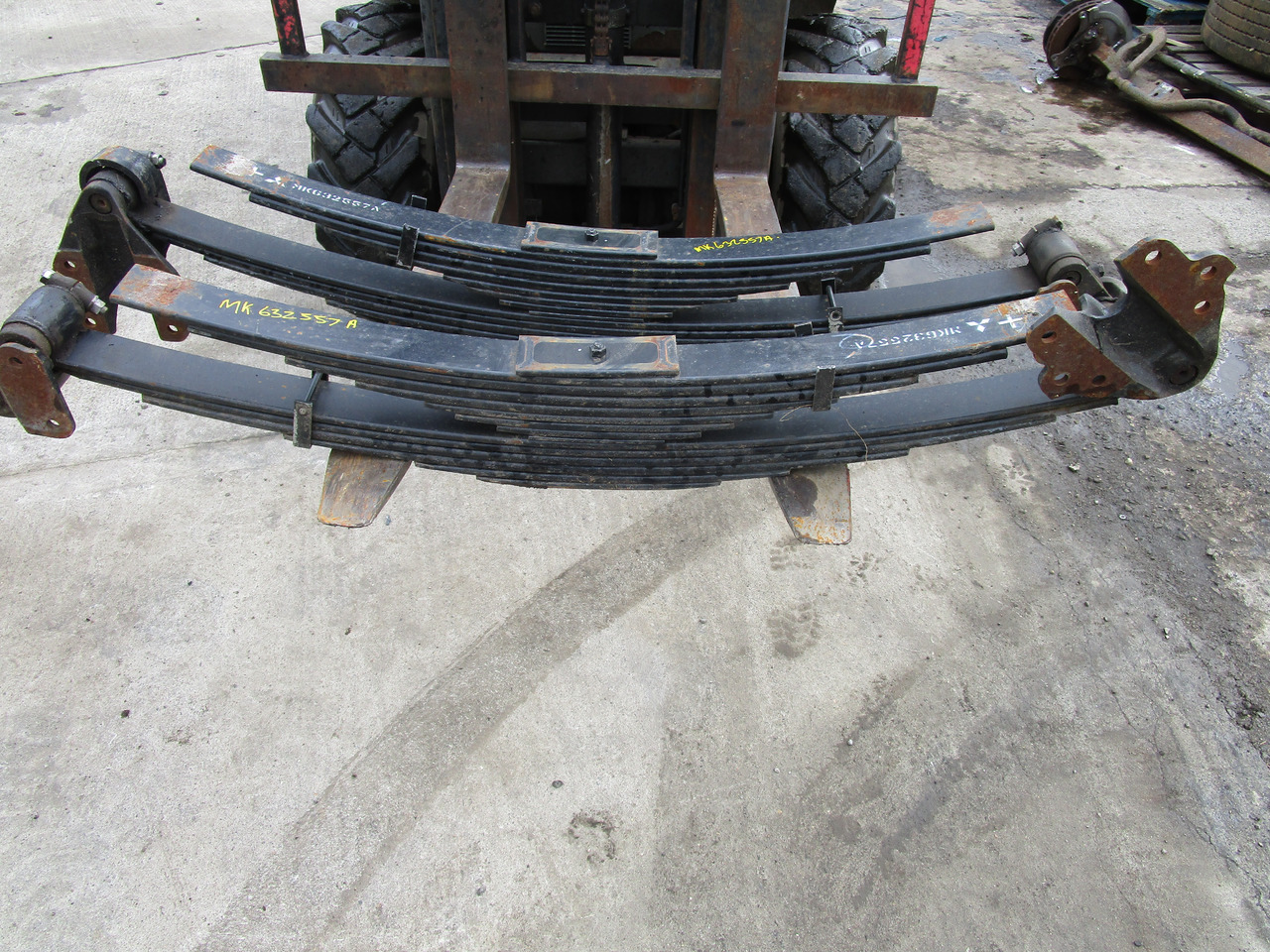 MITSUBISHI FUSO 8T REAR SPRINGS MK632557 - Подвеска для Грузовиков: фото 1 MITSUBISHI FUSO 8T REAR SPRINGS MK632557 - Подвеска для Грузовиков: фото 1