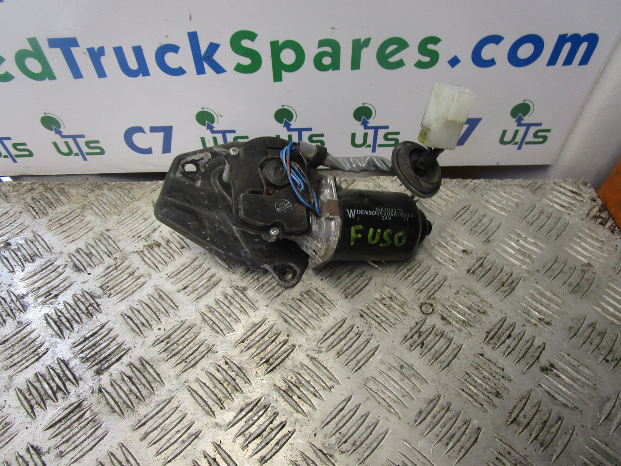 MITSUBISHI FUSO WIPER MOTOR P/NO MK404175 - Кабина и интерьер для Грузовиков: фото 1 MITSUBISHI FUSO WIPER MOTOR P/NO MK404175 - Кабина и интерьер для Грузовиков: фото 1