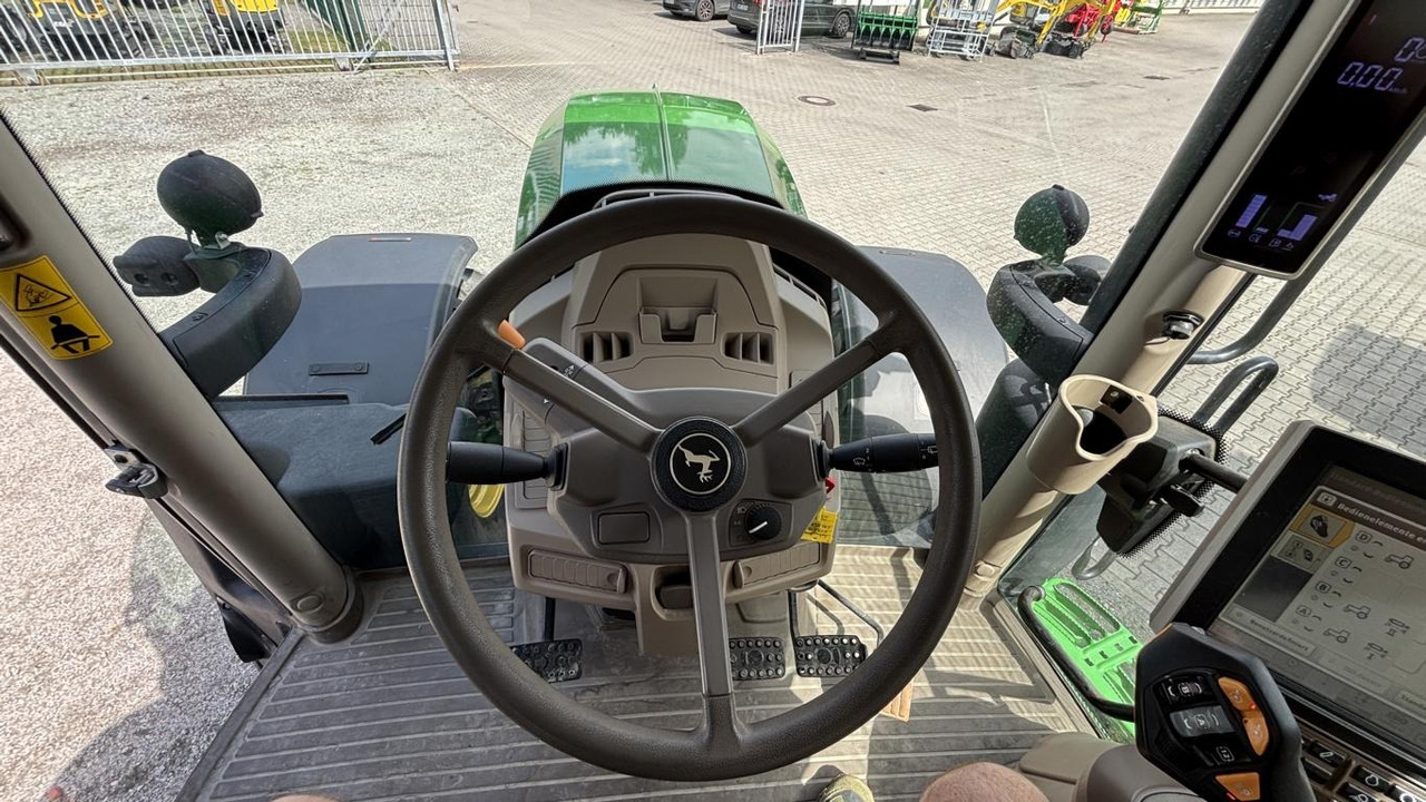 Трактор John Deere 6R195: фото 9 Трактор John Deere 6R195: фото 9