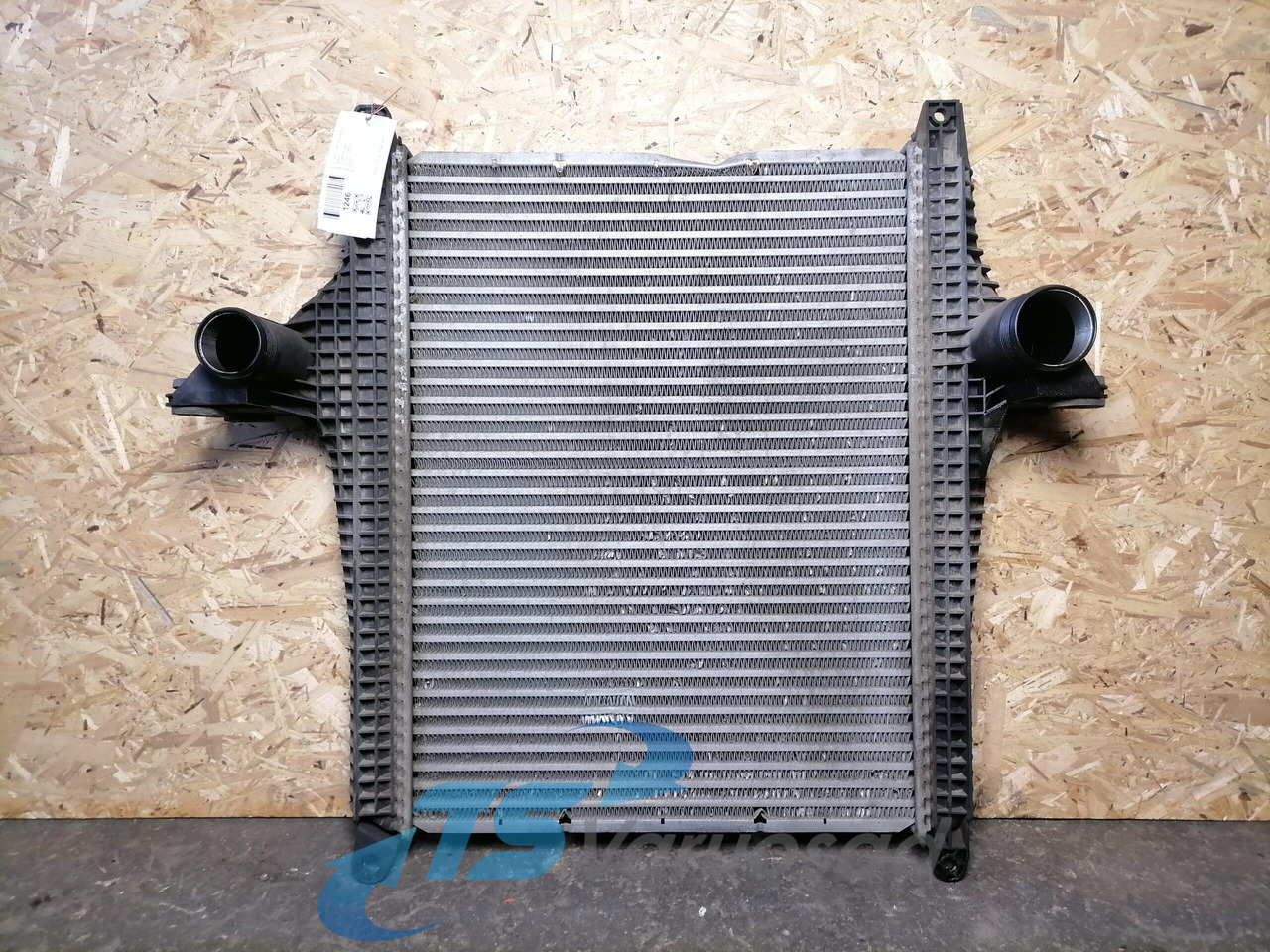 MAN Intercooler radiator 81061006556 - Интеркулер для Грузовиков: фото 1 MAN Intercooler radiator 81061006556 - Интеркулер для Грузовиков: фото 1