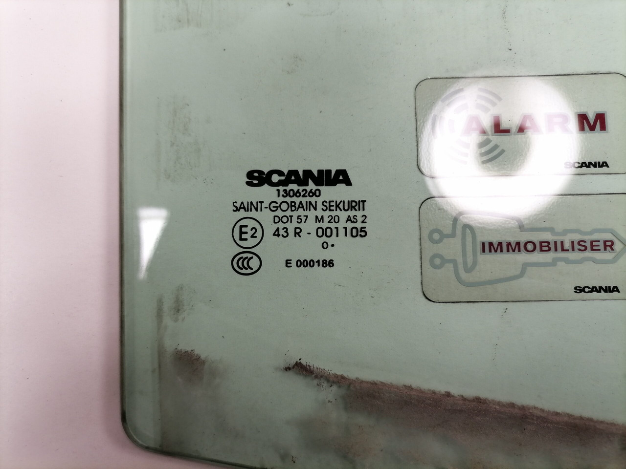 Scania Küljeklaas, parem 1306260 - Стекло и запчасти для Грузовиков: фото 2 Scania Küljeklaas, parem 1306260 - Стекло и запчасти для Грузовиков: фото 2