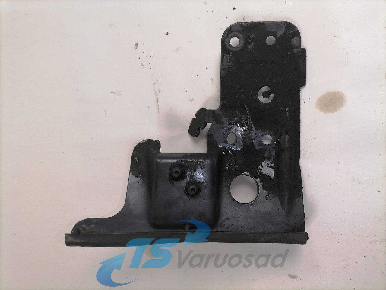 Scania Mudguard bracket 1723176 - Универсальная запчасть для Грузовиков: фото 1 Scania Mudguard bracket 1723176 - Универсальная запчасть для Грузовиков: фото 1