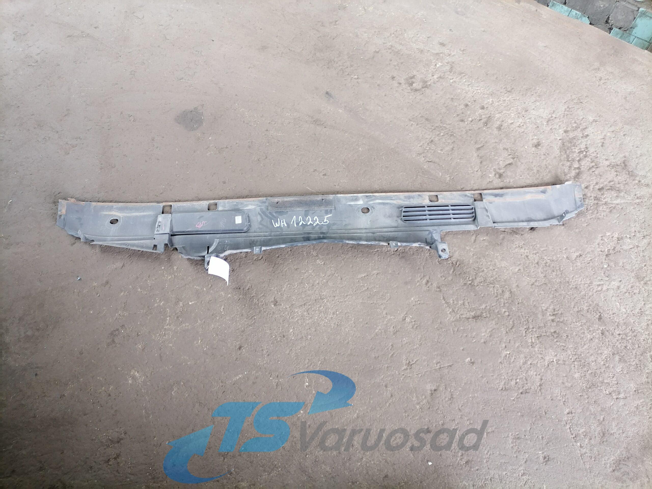 Volvo Iluvõre plastik 20527277 - Решётка радиатора для Грузовиков: фото 2 Volvo Iluvõre plastik 20527277 - Решётка радиатора для Грузовиков: фото 2