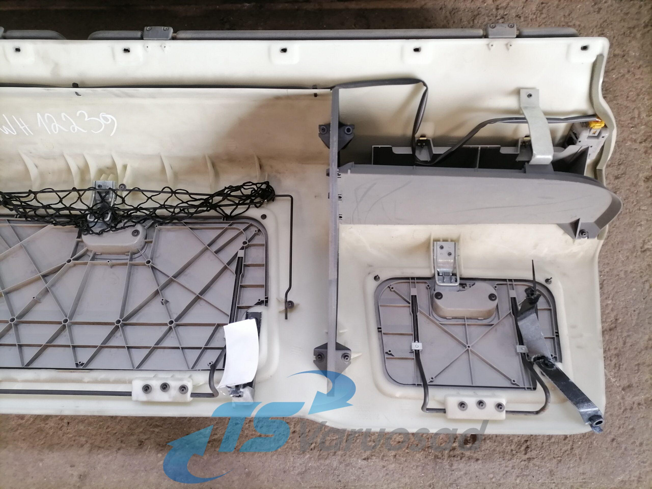 Volvo Salongi ülemine panipaik 20360719 - Универсальная запчасть для Грузовиков: фото 2 Volvo Salongi ülemine panipaik 20360719 - Универсальная запчасть для Грузовиков: фото 2