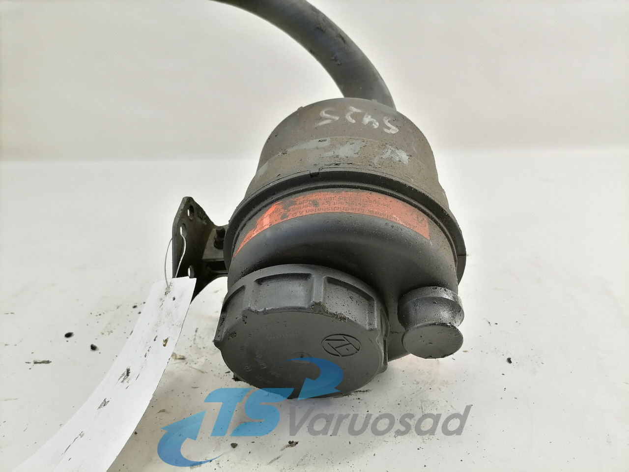 Volvo Steering oil tank+ bracket 1592945 - Шланг рулевого управления для Грузовиков: фото 2 Volvo Steering oil tank+ bracket 1592945 - Шланг рулевого управления для Грузовиков: фото 2