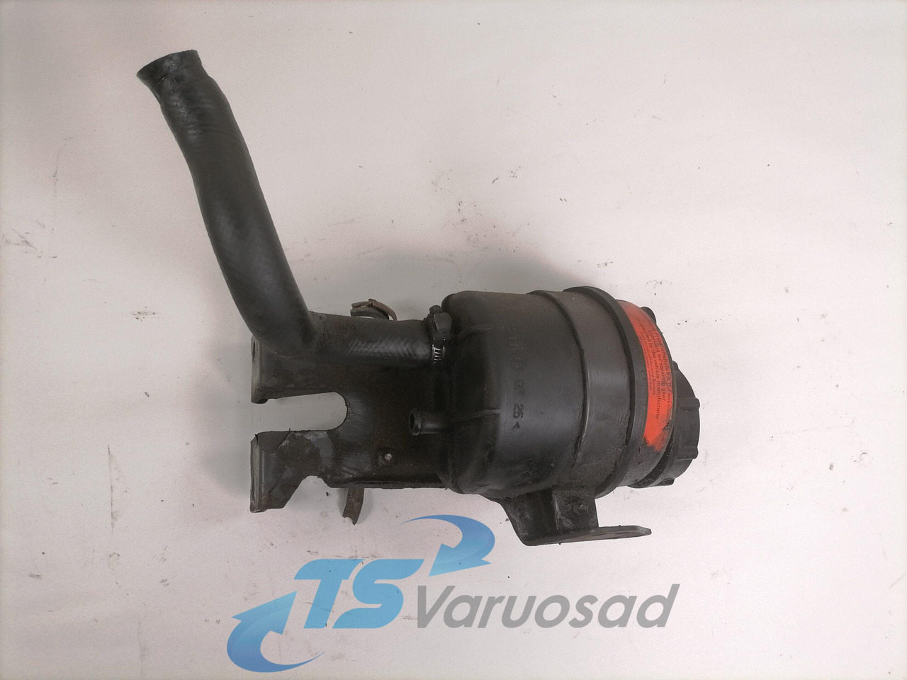 Volvo Steering oil tank+ bracket 20495075 - Шланг рулевого управления для Грузовиков: фото 2 Volvo Steering oil tank+ bracket 20495075 - Шланг рулевого управления для Грузовиков: фото 2