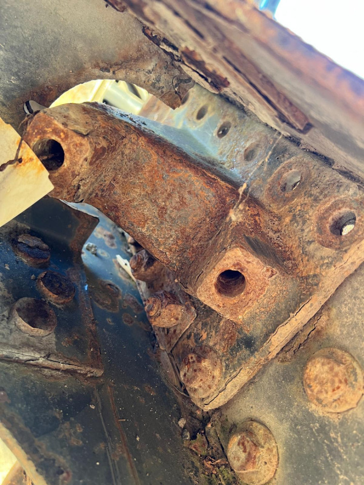 Volvo V-rod bracket 20393738 - Ось и запчасти для Грузовиков: фото 1 Volvo V-rod bracket 20393738 - Ось и запчасти для Грузовиков: фото 1