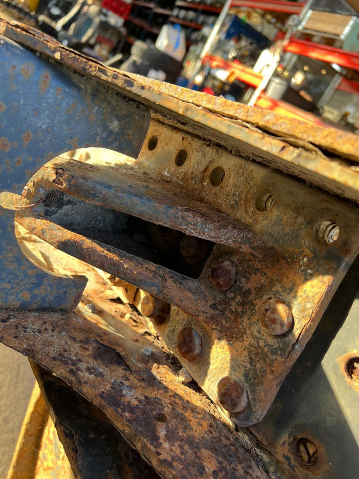 Volvo V-rod bracket 20393738 - Ось и запчасти для Грузовиков: фото 2 Volvo V-rod bracket 20393738 - Ось и запчасти для Грузовиков: фото 2