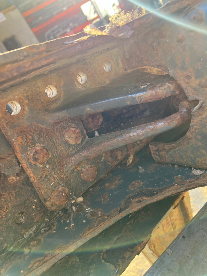 Volvo V-rod bracket 20393738 - Ось и запчасти для Грузовиков: фото 2 Volvo V-rod bracket 20393738 - Ось и запчасти для Грузовиков: фото 2