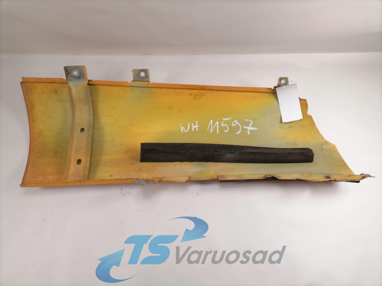Volvo Volvo kabiini nurgapõsk, parem 20379176 - Решётка радиатора для Грузовиков: фото 2 Volvo Volvo kabiini nurgapõsk, parem 20379176 - Решётка радиатора для Грузовиков: фото 2
