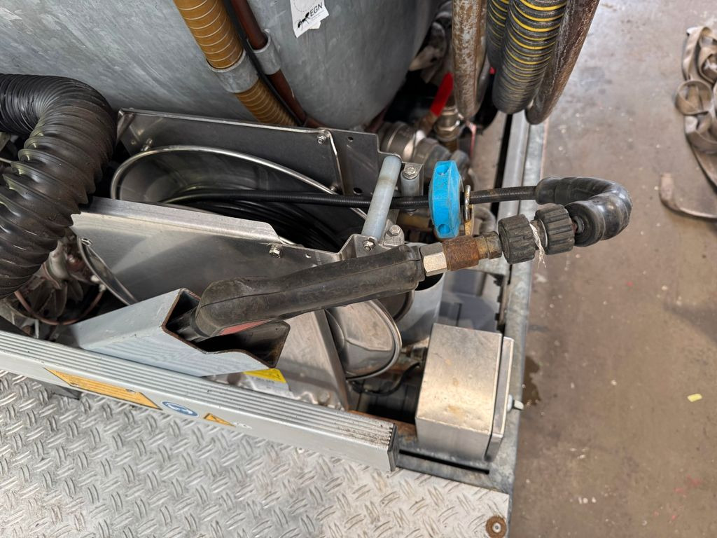 Ассенизатор Mercedes-Benz 818 4X2 ROM Toilettenwagen Mercedes-Benz 818 4X2 ROM Toilettenwagen 6 Plätze: фото 9 Ассенизатор Mercedes-Benz 818 4X2 ROM Toilettenwagen Mercedes-Benz 818 4X2 ROM Toilettenwagen 6 Plätze: фото 9