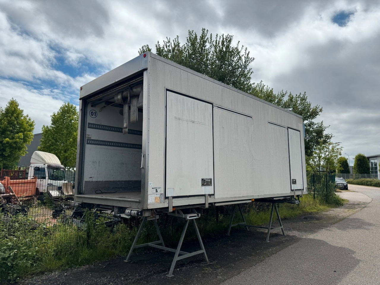 Tiefkühlkoffer ohne Kühlung mit Rolltor - Рефрижератор: фото 1 Tiefkühlkoffer ohne Kühlung mit Rolltor - Рефрижератор: фото 1
