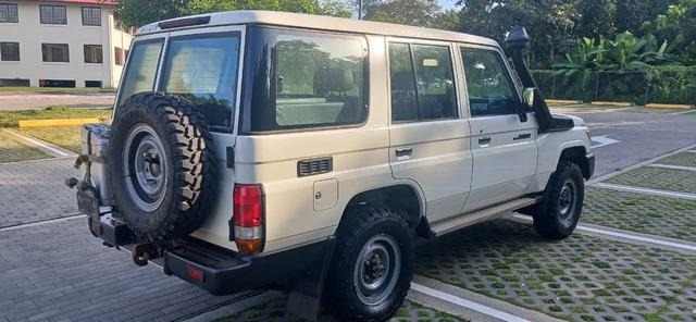 Toyota Land Cruiser 76 - Легковой автомобиль: фото 3 Toyota Land Cruiser 76 - Легковой автомобиль: фото 3
