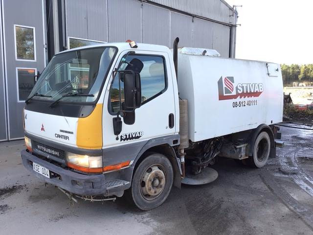 Mitsubishi Canter - Подметально-уборочная машина: фото 1 Mitsubishi Canter - Подметально-уборочная машина: фото 1