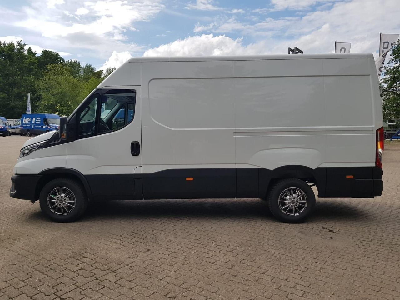 Iveco Daily 35S18HA8 V 3520L mit AHK, Rückfahrkamer... - Цельнометаллический фургон: фото 2 Iveco Daily 35S18HA8 V 3520L mit AHK, Rückfahrkamer... - Цельнометаллический фургон: фото 2