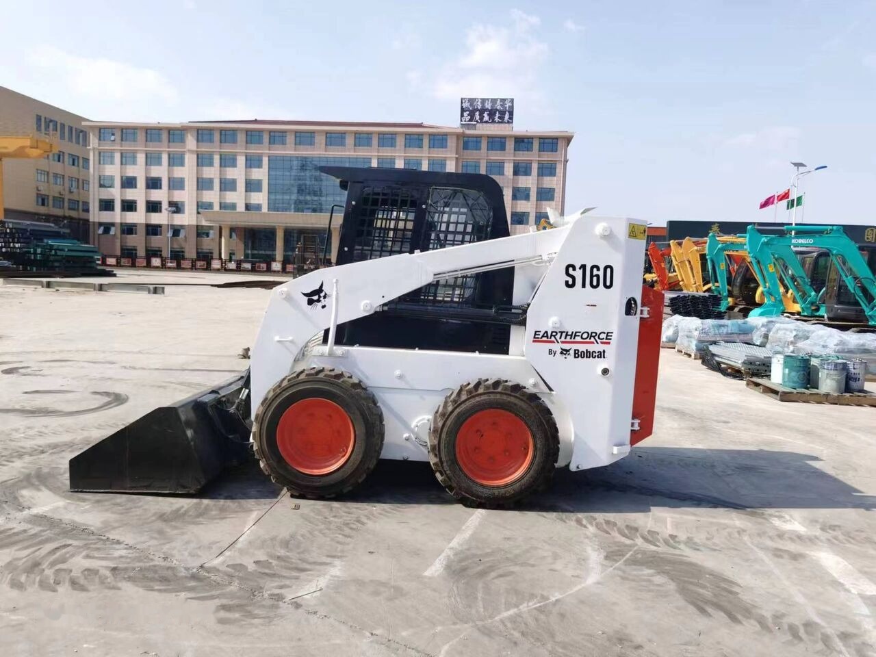 Bobcat S160 - Мини-погрузчик с бортовым поворотом: фото 1 Bobcat S160 - Мини-погрузчик с бортовым поворотом: фото 1