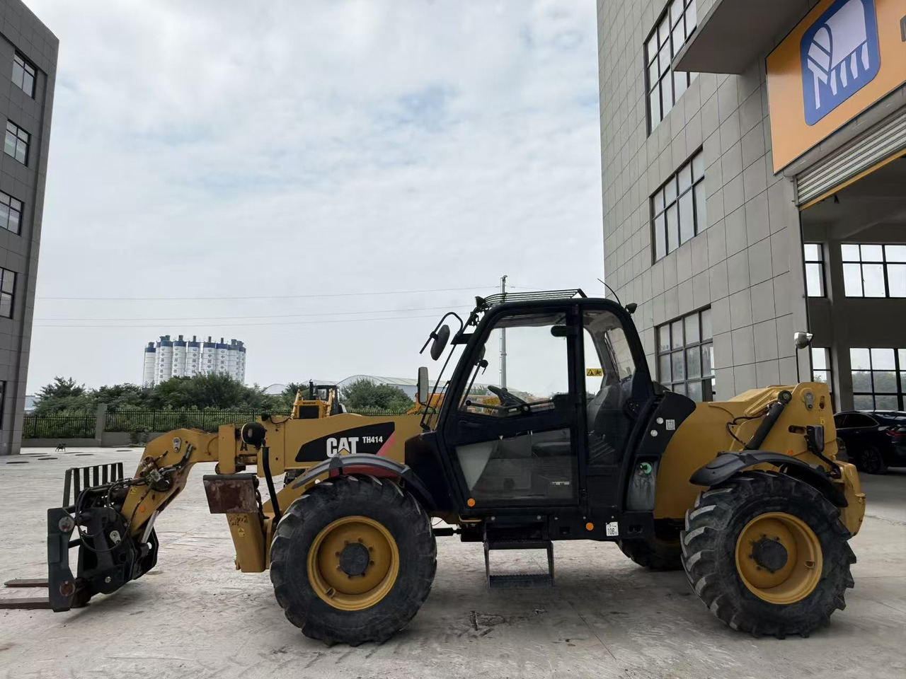 CATERPILLAR TH414 - Дизельный погрузчик: фото 3 CATERPILLAR TH414 - Дизельный погрузчик: фото 3