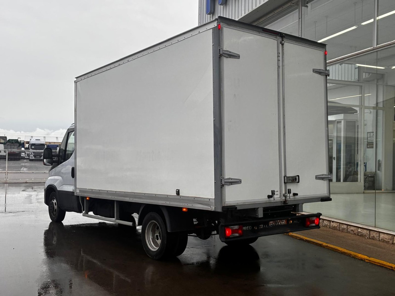 Caja cerrada IVECO 35C16 20m3 con puertas traseras - Малотоннажный фургон: фото 4 Caja cerrada IVECO 35C16 20m3 con puertas traseras - Малотоннажный фургон: фото 4