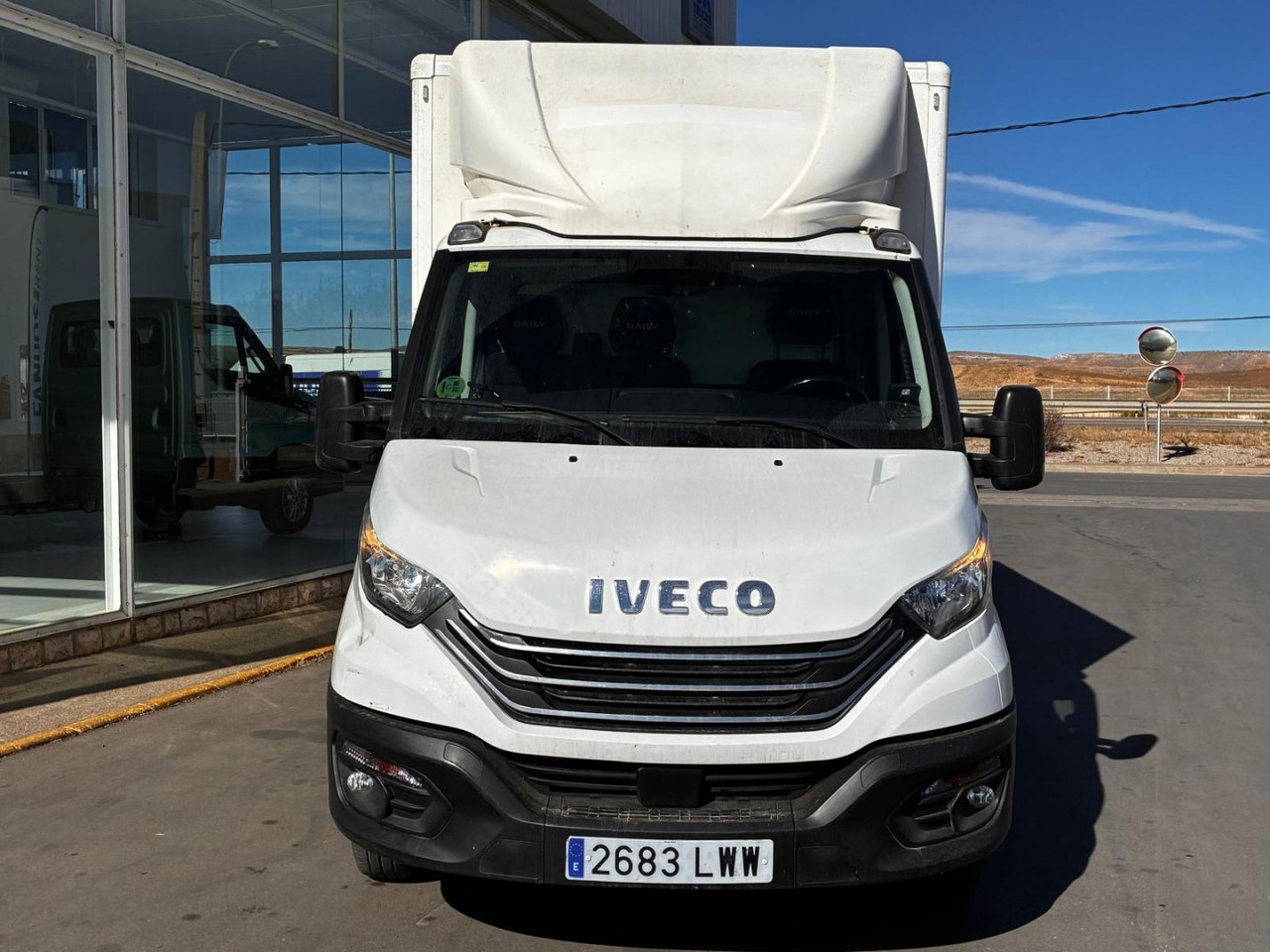 Caja cerrada con plataforma elevadora IVECO 35C14 20m3 con puerta lateral - Малотоннажный фургон: фото 2 Caja cerrada con plataforma elevadora IVECO 35C14 20m3 con puerta lateral - Малотоннажный фургон: фото 2