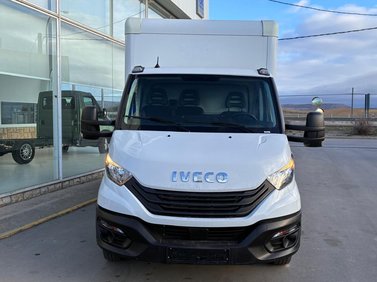 Caja cerrada con plataforma elevadora IVECO 35C16 20m3 - Малотоннажный фургон: фото 2 Caja cerrada con plataforma elevadora IVECO 35C16 20m3 - Малотоннажный фургон: фото 2