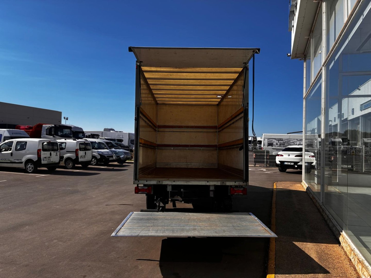 Caja cerrada con plataforma elevadora IVECO 35C16 20m3 - Малотоннажный фургон: фото 5 Caja cerrada con plataforma elevadora IVECO 35C16 20m3 - Малотоннажный фургон: фото 5