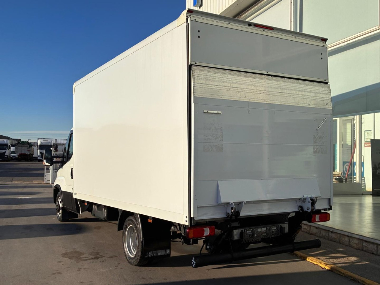 Caja cerrada con plataforma elevadora IVECO 35C16 20m3 - Малотоннажный фургон: фото 4 Caja cerrada con plataforma elevadora IVECO 35C16 20m3 - Малотоннажный фургон: фото 4