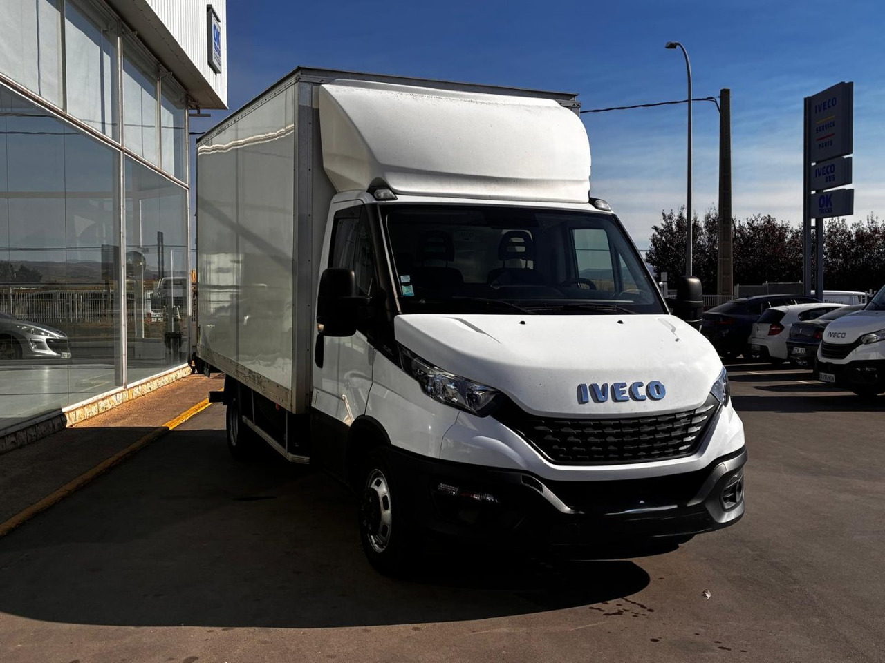 Caja cerrada con plataforma elevadora IVECO 35C16 20m3 - Малотоннажный фургон: фото 3 Caja cerrada con plataforma elevadora IVECO 35C16 20m3 - Малотоннажный фургон: фото 3