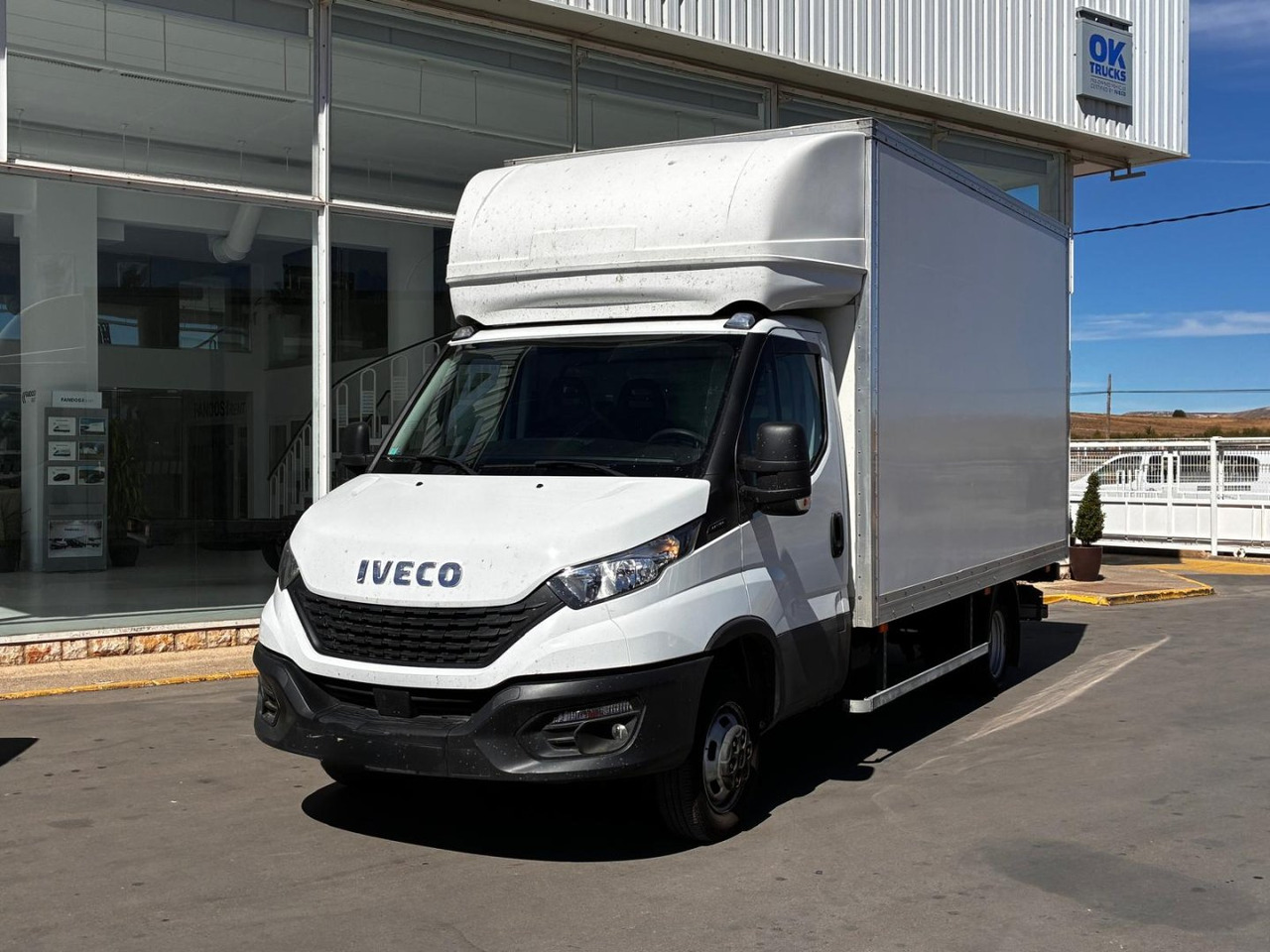 Caja cerrada con plataforma elevadora IVECO 35C16 20m3 con puerta lateral - Малотоннажный фургон: фото 1 Caja cerrada con plataforma elevadora IVECO 35C16 20m3 con puerta lateral - Малотоннажный фургон: фото 1