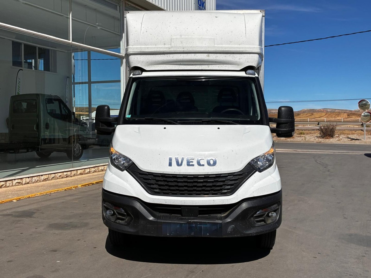 Caja cerrada con plataforma elevadora IVECO 35C16 20m3 con puerta lateral - Малотоннажный фургон: фото 2 Caja cerrada con plataforma elevadora IVECO 35C16 20m3 con puerta lateral - Малотоннажный фургон: фото 2