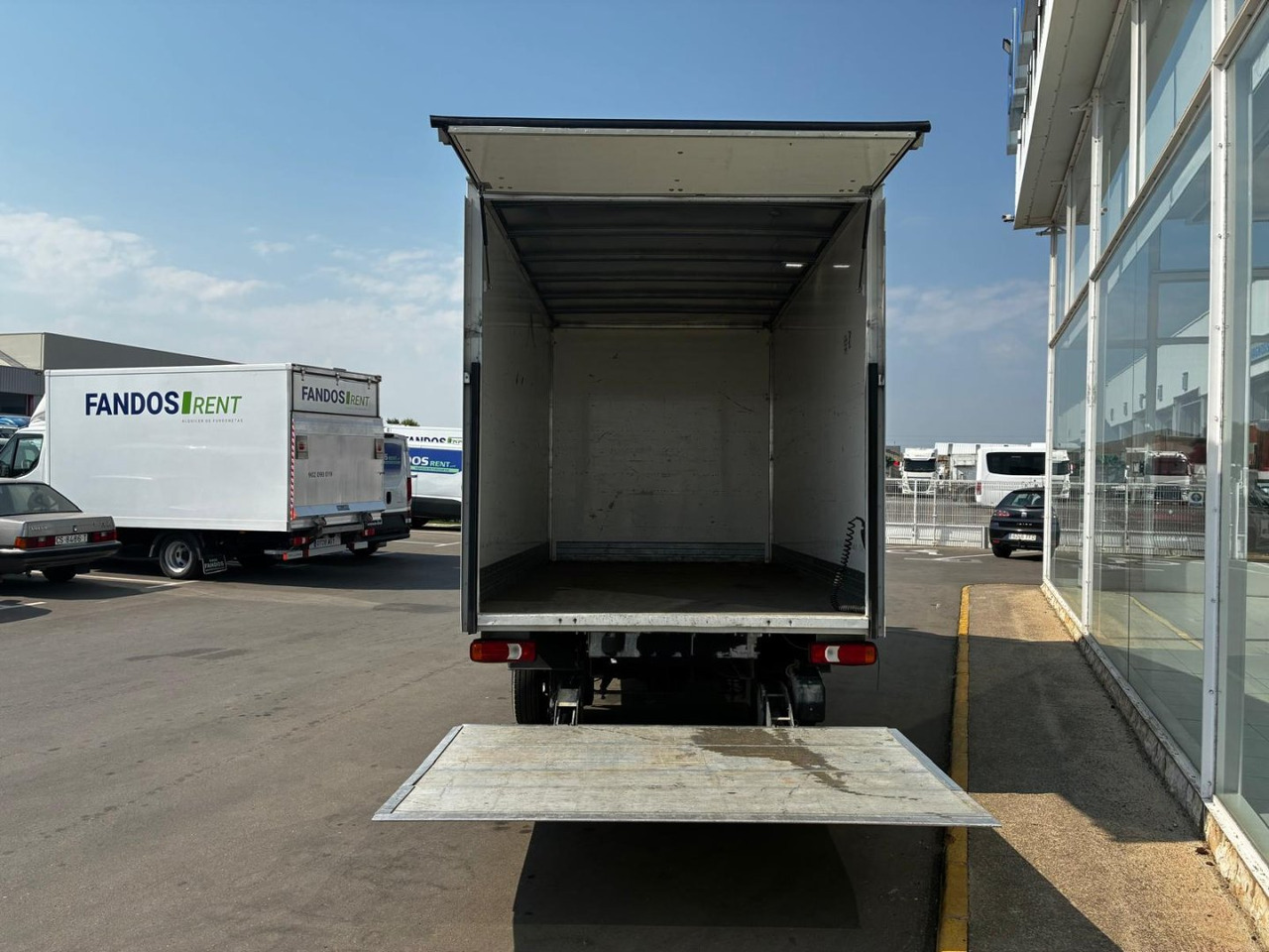 Caja cerrada con plataforma elevadora IVECO 35C16 3.0 20m3 - Малотоннажный фургон: фото 5 Caja cerrada con plataforma elevadora IVECO 35C16 3.0 20m3 - Малотоннажный фургон: фото 5