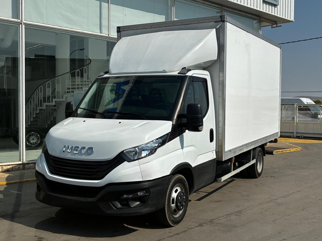 Caja cerrada con plataforma elevadora IVECO 35C16 3.0 20m3 - Малотоннажный фургон: фото 1 Caja cerrada con plataforma elevadora IVECO 35C16 3.0 20m3 - Малотоннажный фургон: фото 1